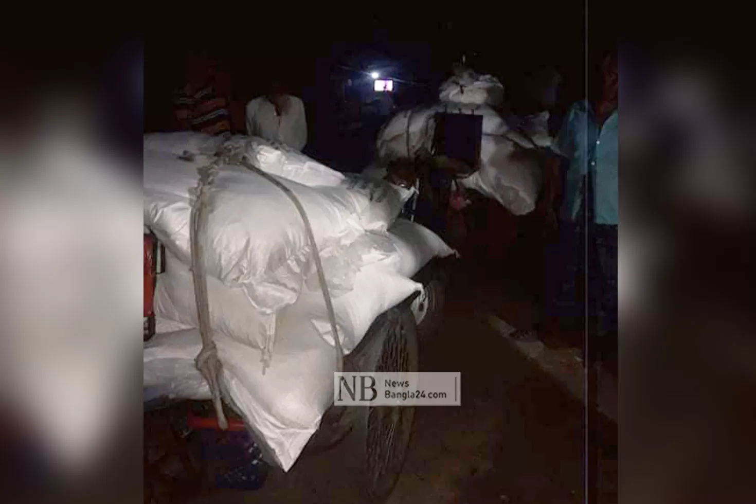 গোপনে বিক্রির সময় বিসিআইসির ৩০ বস্তা সার জব্দ