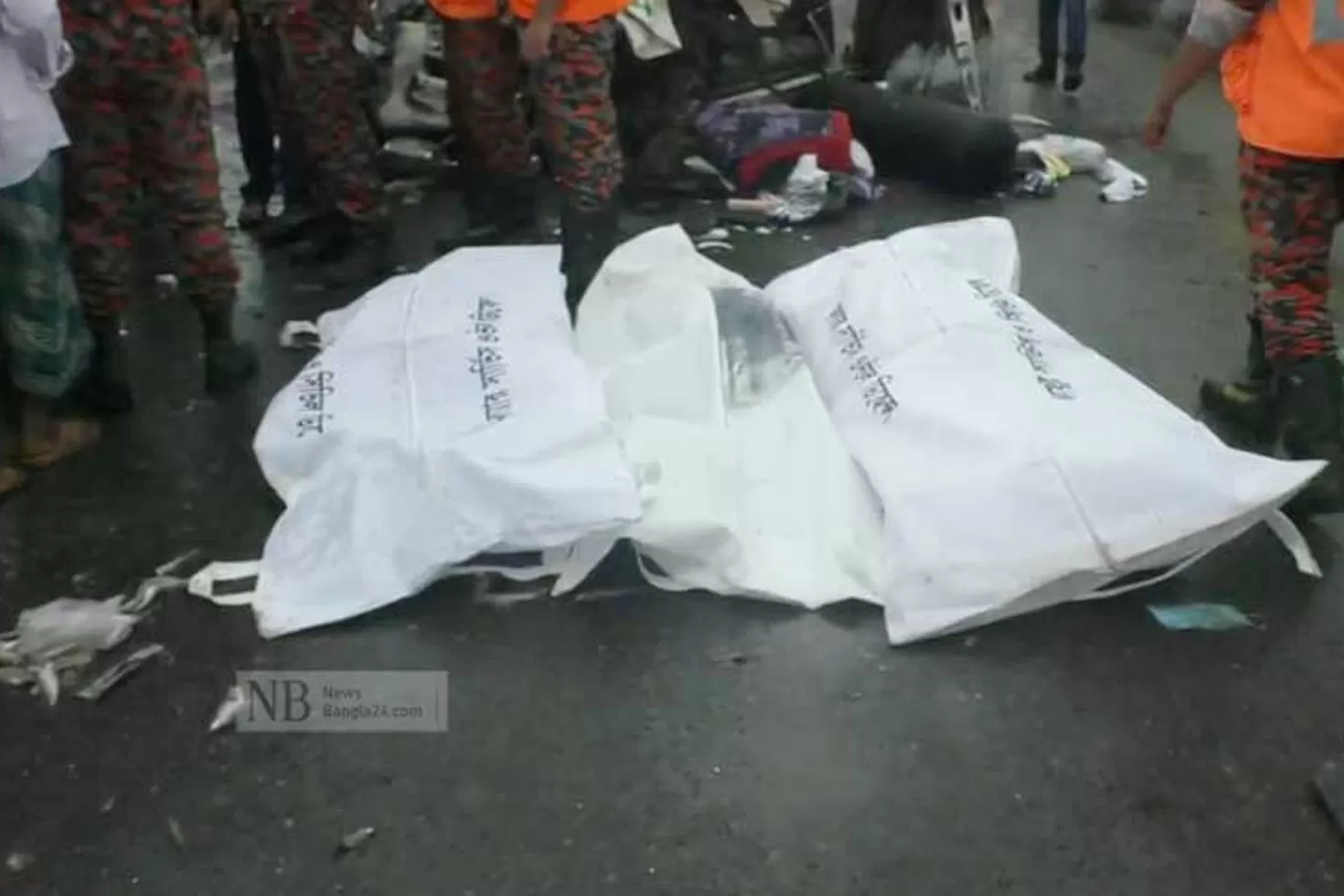 বাসের ধাক্কায় নিহত বাইক আরোহী ৩ বন্ধু