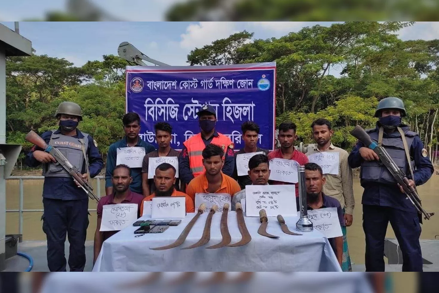হিজলায় অস্ত্রসহ ১০ ‘ডাকাত’ আটক