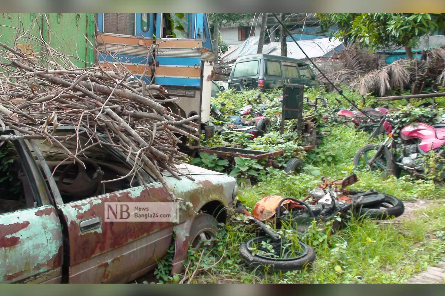 রোদ-বৃষ্টি-ঝড়ে-নষ্ট-হচ্ছে-লাখ-টাকার-যানবাহন