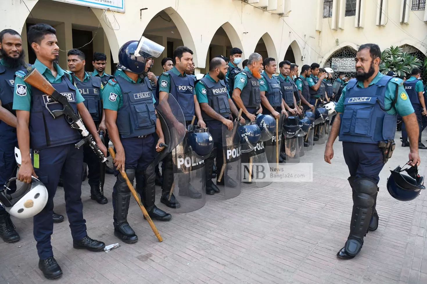 গেট বন্ধ নিয়ে বায়তুল মোকাররমে উত্তেজনা