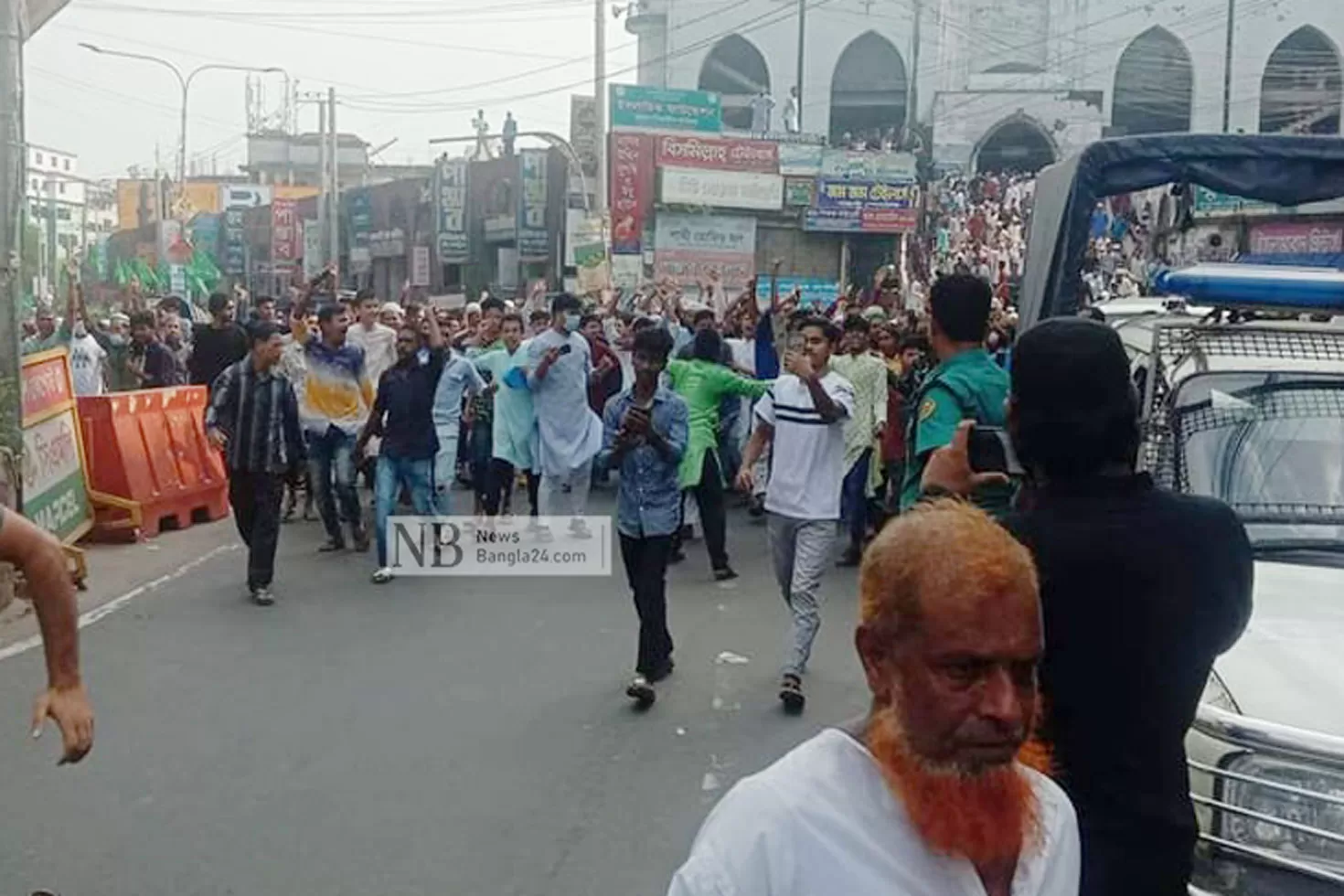 জুমার পর চট্টগ্রামে বিক্ষোভ, ধাওয়া-পাল্টা ধাওয়া