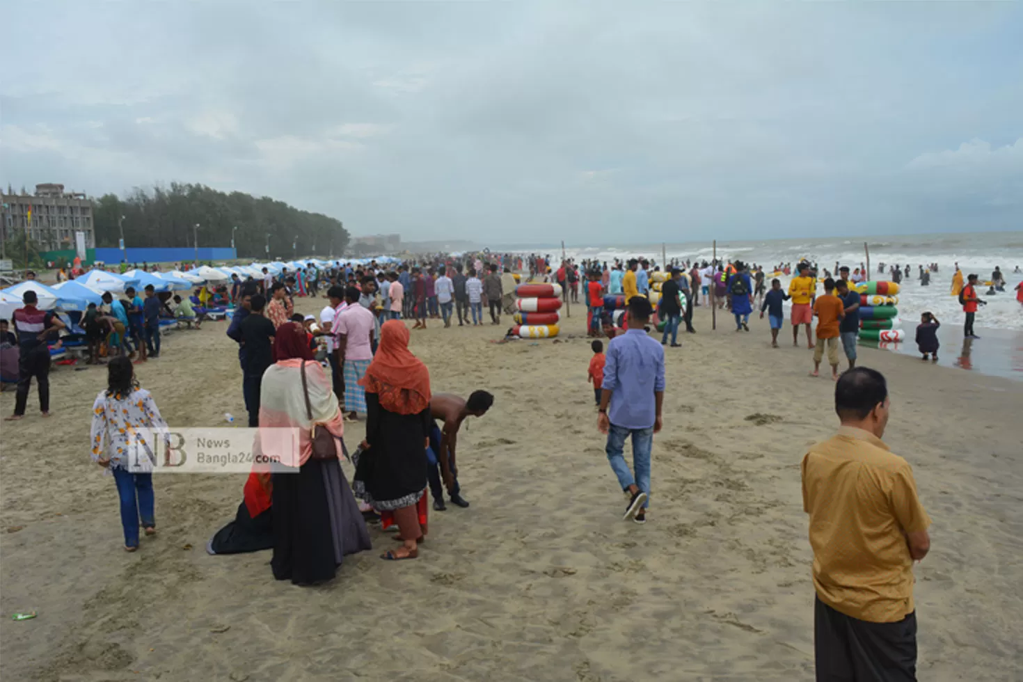 পূজা ও সাপ্তাহিক ছুটিতে সমুদ্রে পর্যটকদের ঢল