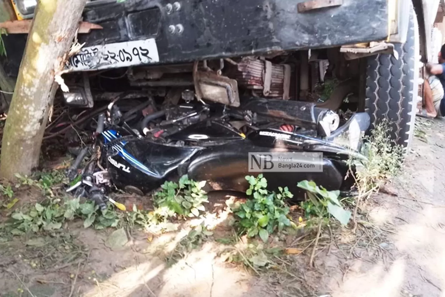 দুই যানে ট্রাকের ধাক্কা, নিহত ৩