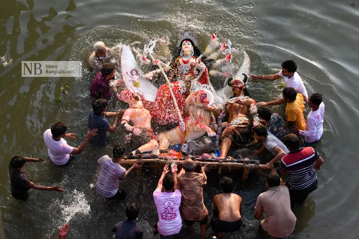 কষ্ট ভুলে হাসিমুখে দেবীকে বিদায়