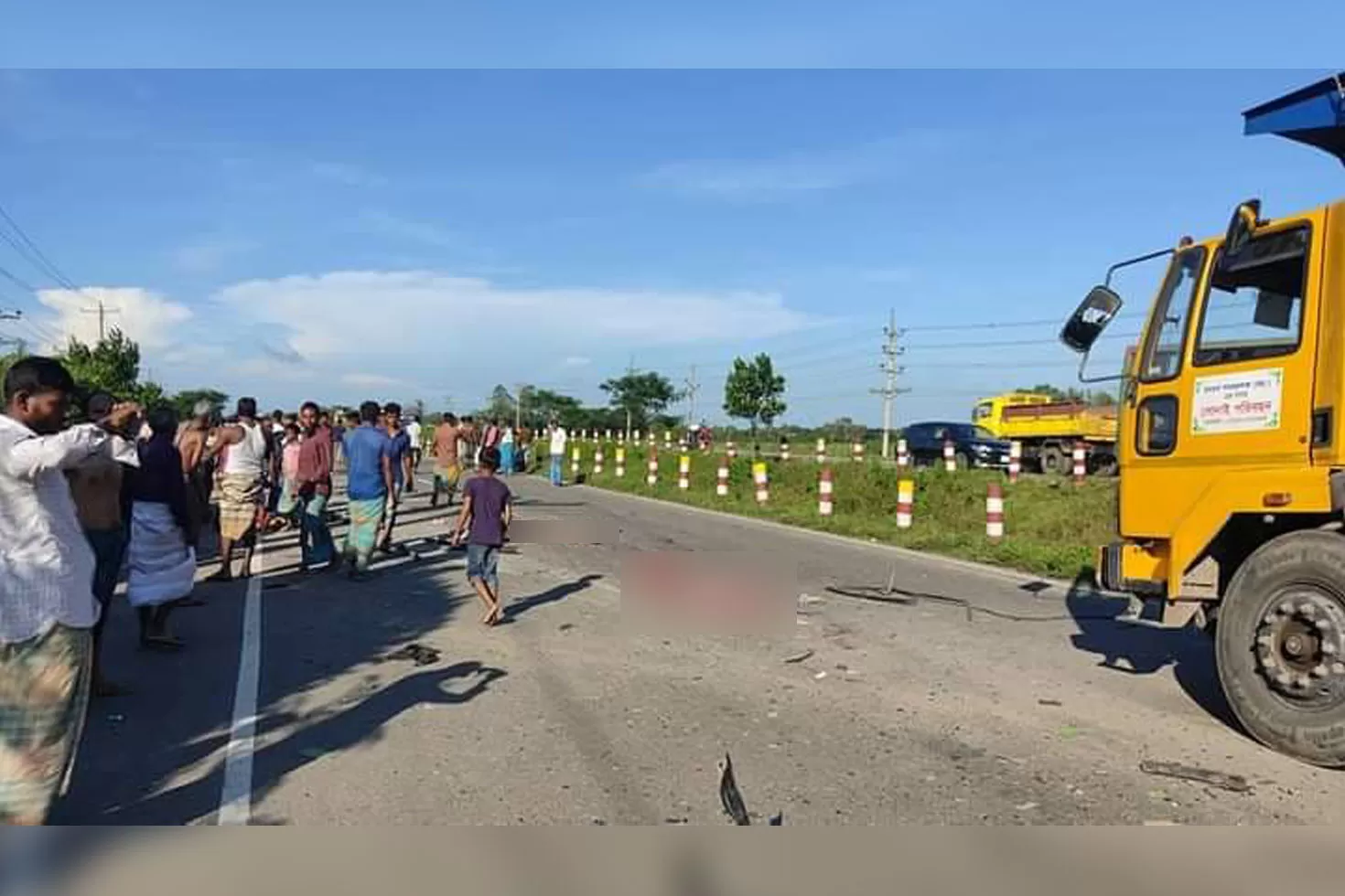 দাঁড়ানো ট্রাকে বাসের ধাক্কা, নিহত ৬