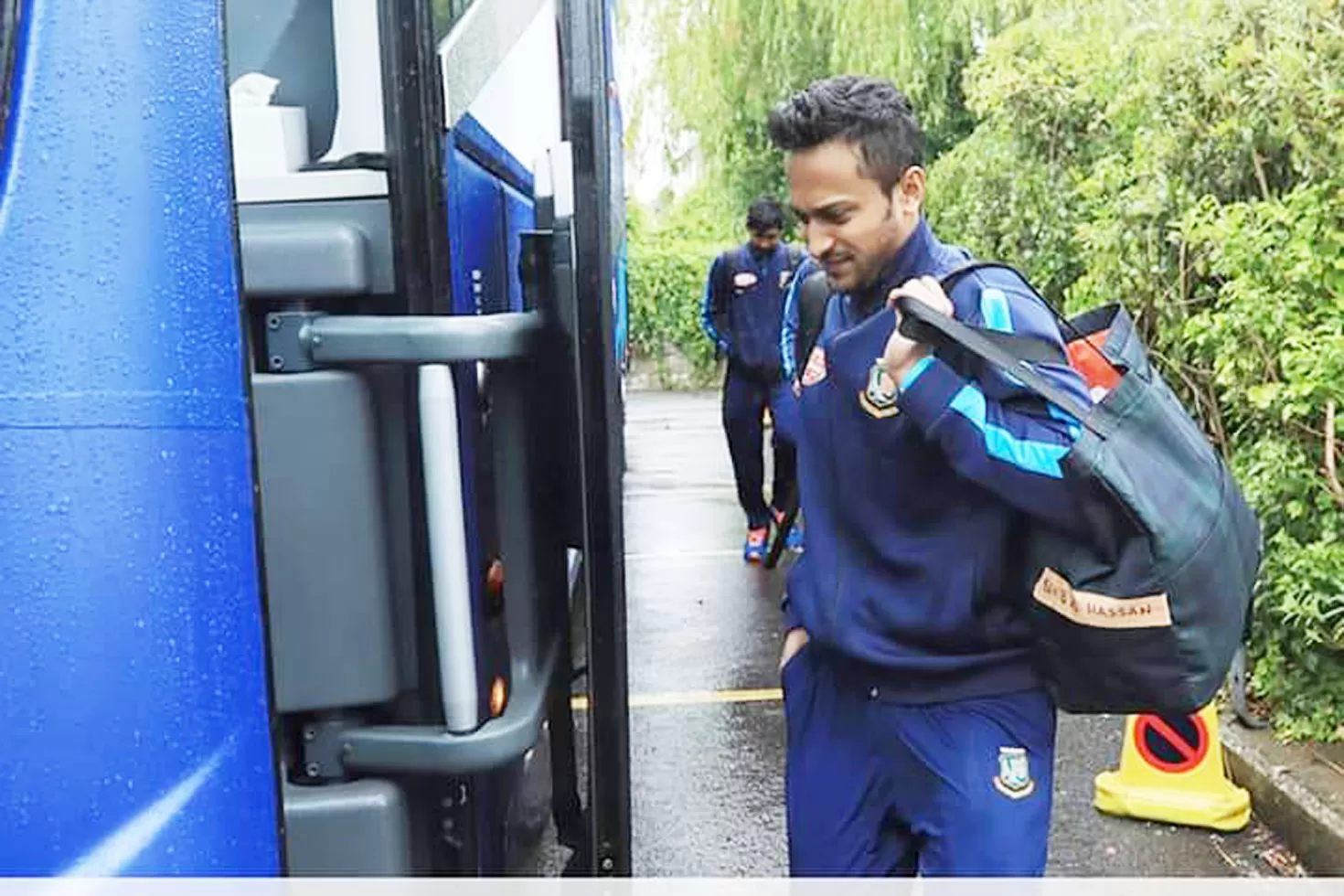 সড়কপথে দুবাই থেকে ওমানে সাকিব
