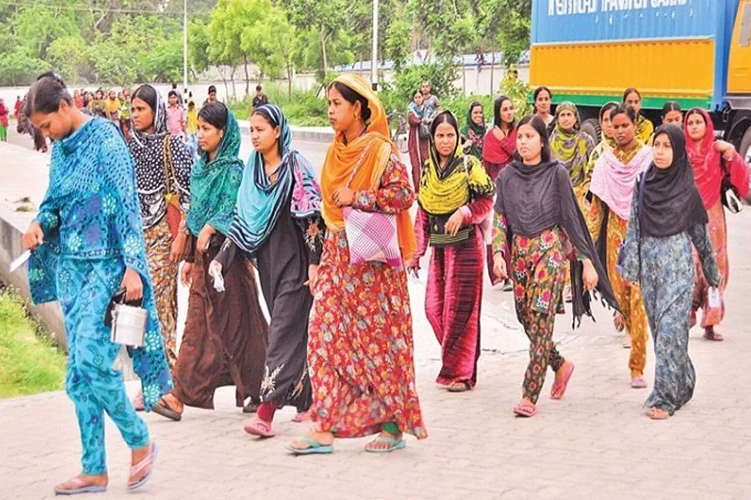 গ্রামের নারীরা শহরমুখী কেন