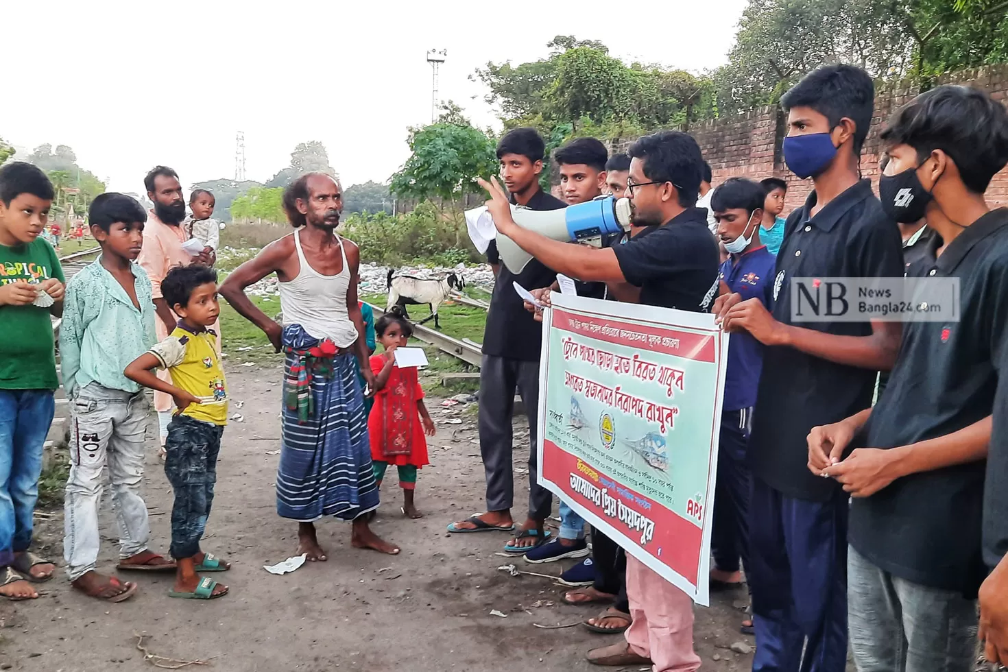 চলন্ত ট্রেনে পাথর নিক্ষেপ রোধে স্বেচ্ছাসেবী সংগঠনের প্রচার