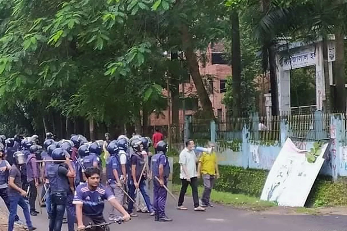 চবিতে-ফের-ছাত্রলীগের-দুই-পক্ষের-সংঘর্ষ-আহত-২