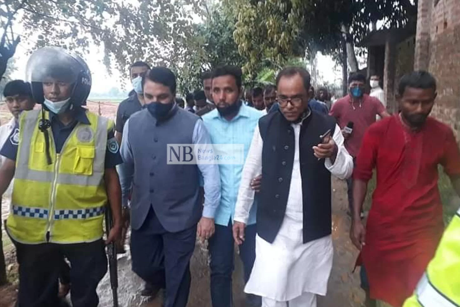 ক্ষতিগ্রস্ত হিন্দুপাড়া পরিদর্শনে ভারতীয় কূটনীতিক