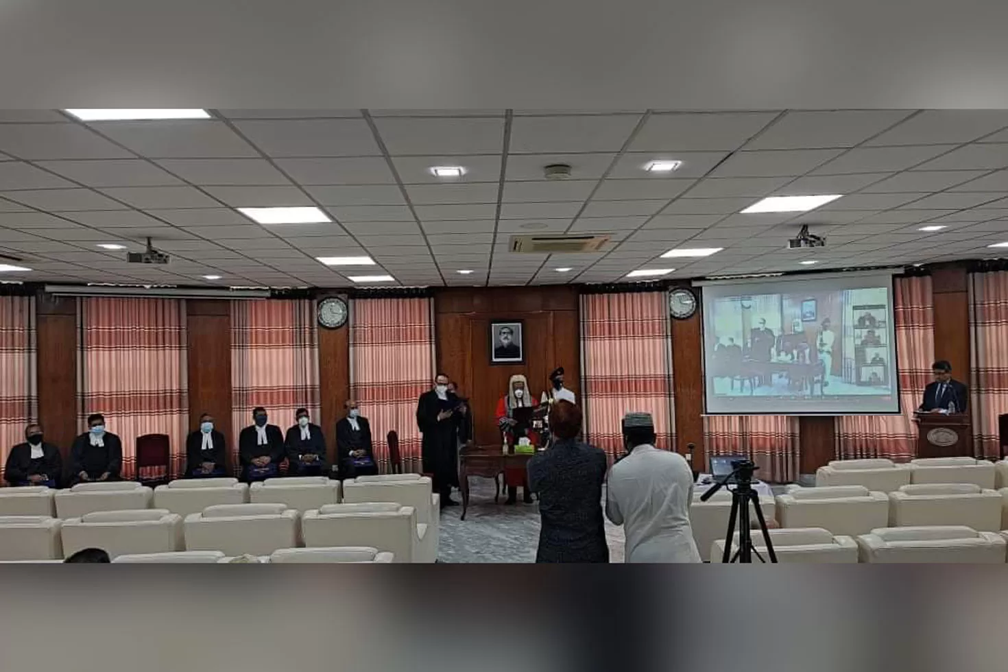 শপথ নিলেন হাইকোর্টে স্থায়ী নিয়োগ পাওয়া ৯ বিচারক