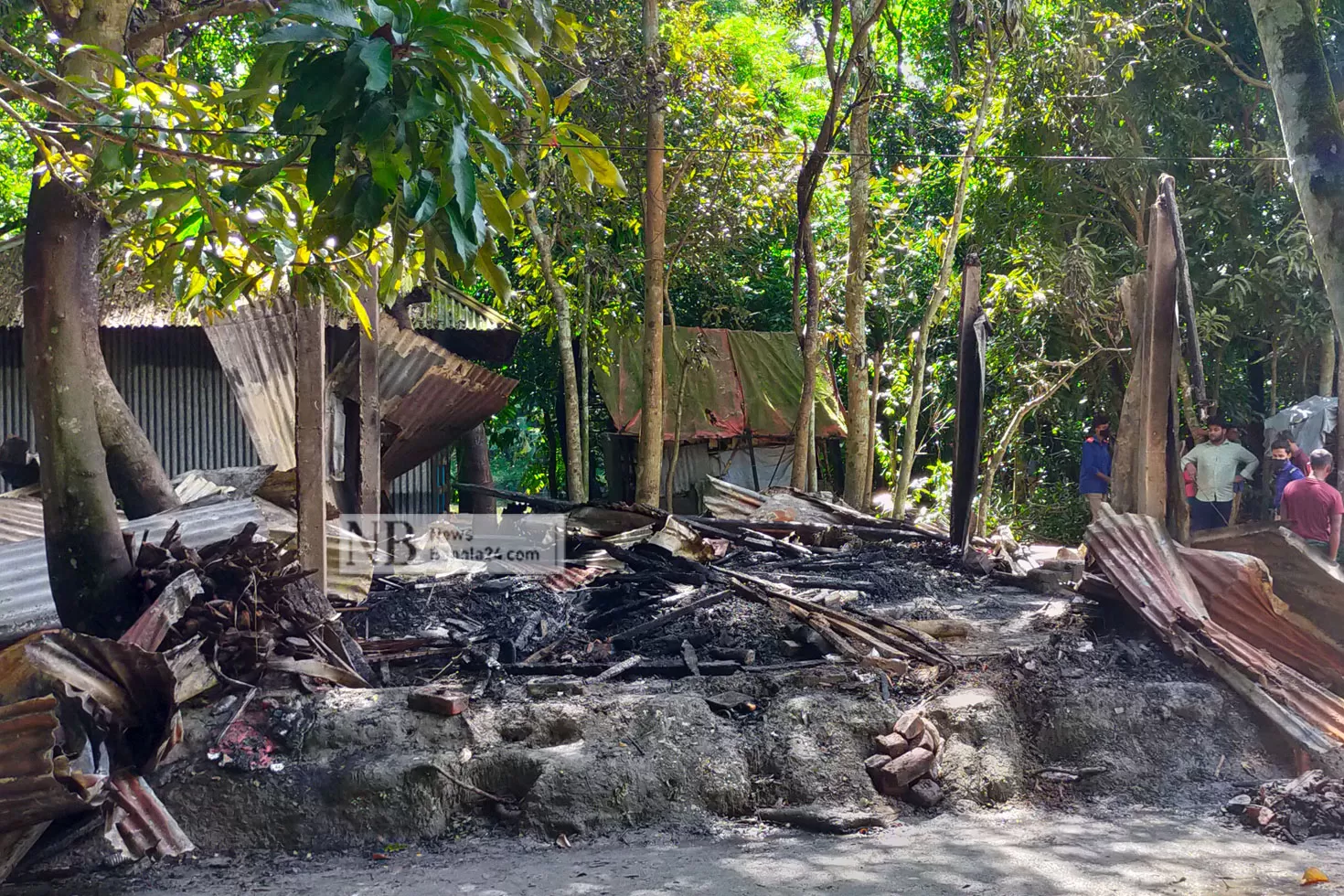 গভীর রাতে আগুনে পুড়ল বাড়ি