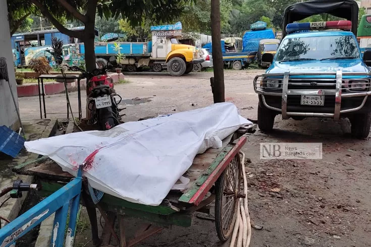 ৩৫ বছরের হকারি জীবন গেল কাভার্ডভ্যানের চাপায়