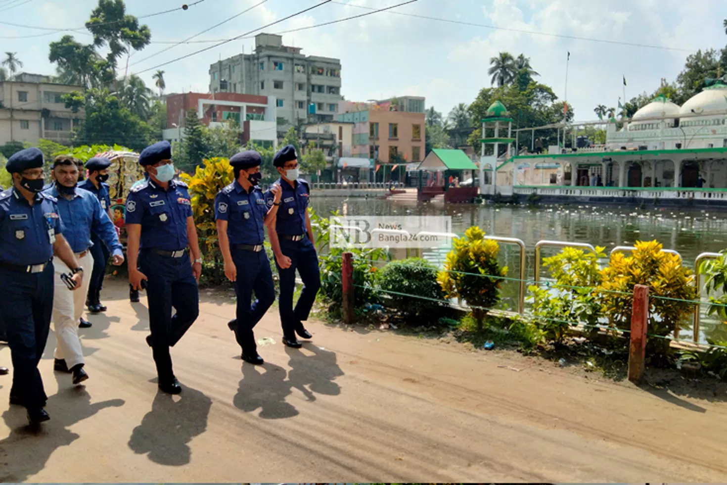 কুমিল্লার-সেই-মণ্ডপ-মাজার-পরিদর্শন-পুলিশ-কর্মকর্তাদের