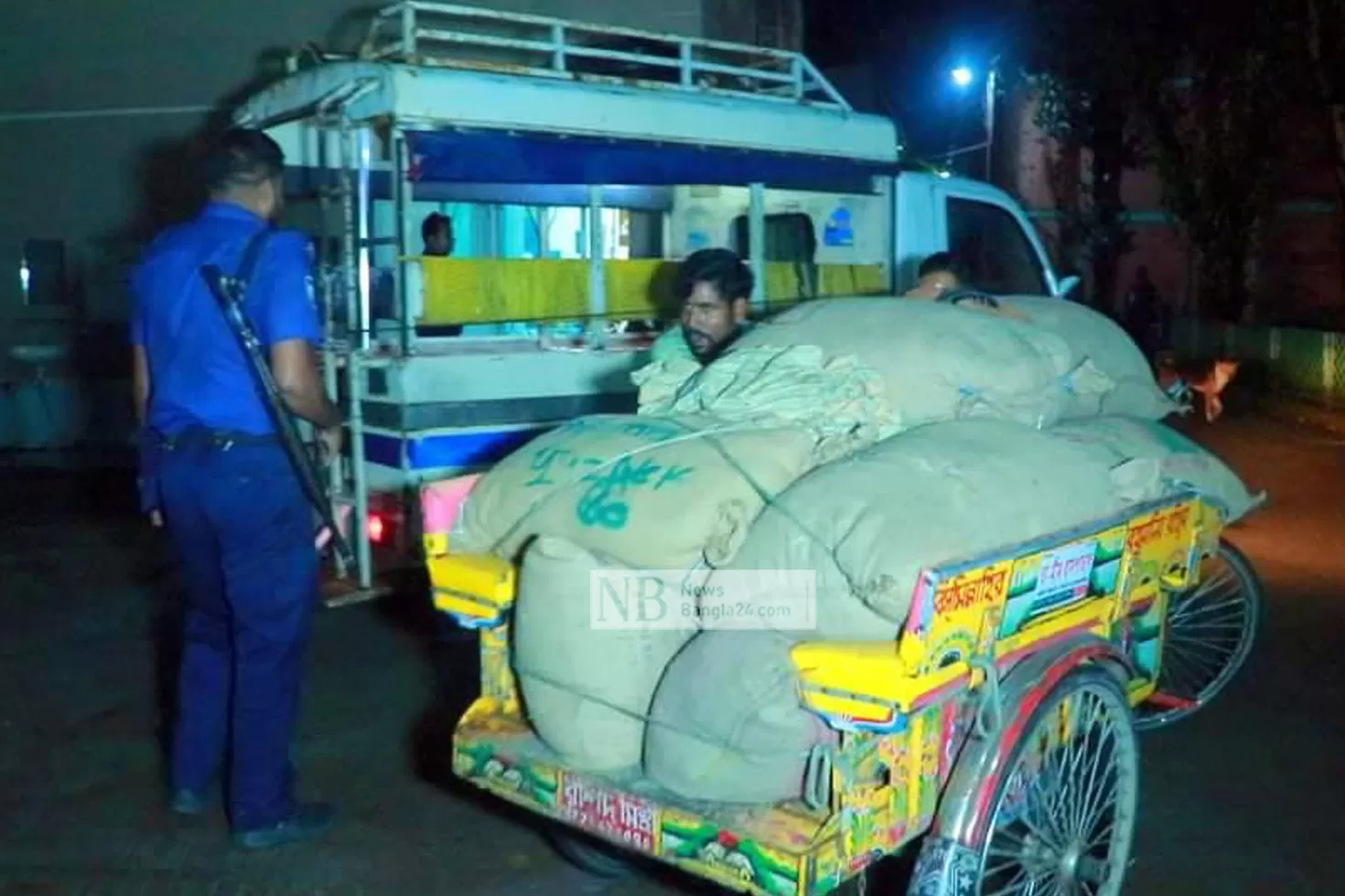 সরকারি চালসহ ধরা, দৌড়ে পালালেন ইউপি সদস্য