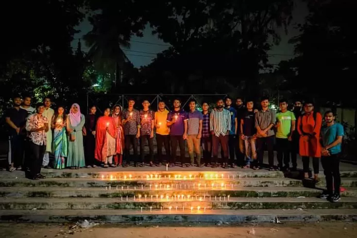 স্বর্ণার স্মরণে জগন্নাথে মোমবাতি প্রজ্বলন