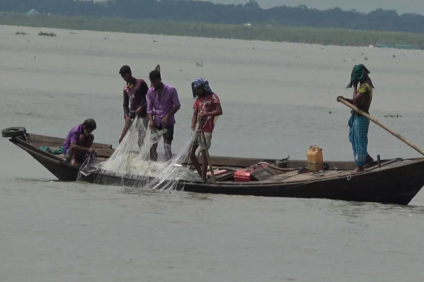 নিষেধাজ্ঞায়ও-থেমে-নেই-ইলিশ-ধরা