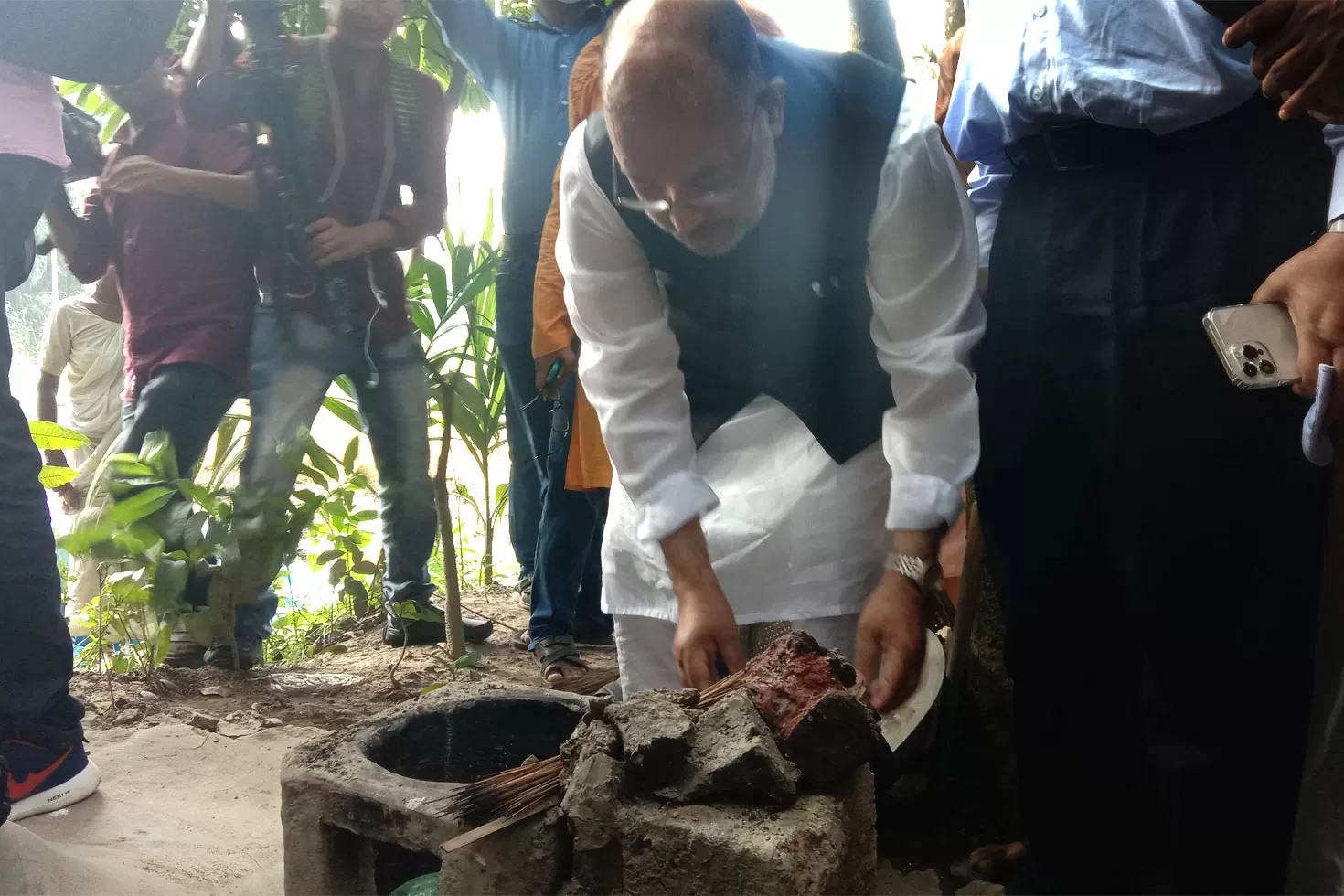 ৬-দিন-পর-পুষ্প-রানীর-চুলায়-হাঁড়ি-চড়ালেন-মন্ত্রী