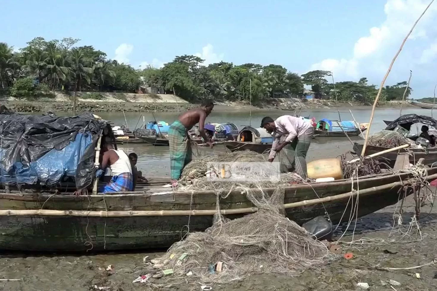 জাল মেরামতে ব্যস্ত জেলে