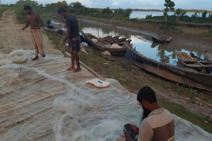 নিষেধাজ্ঞা-শেষে-ইলিশ-ধরতে-প্রস্তুত-জেলেরা