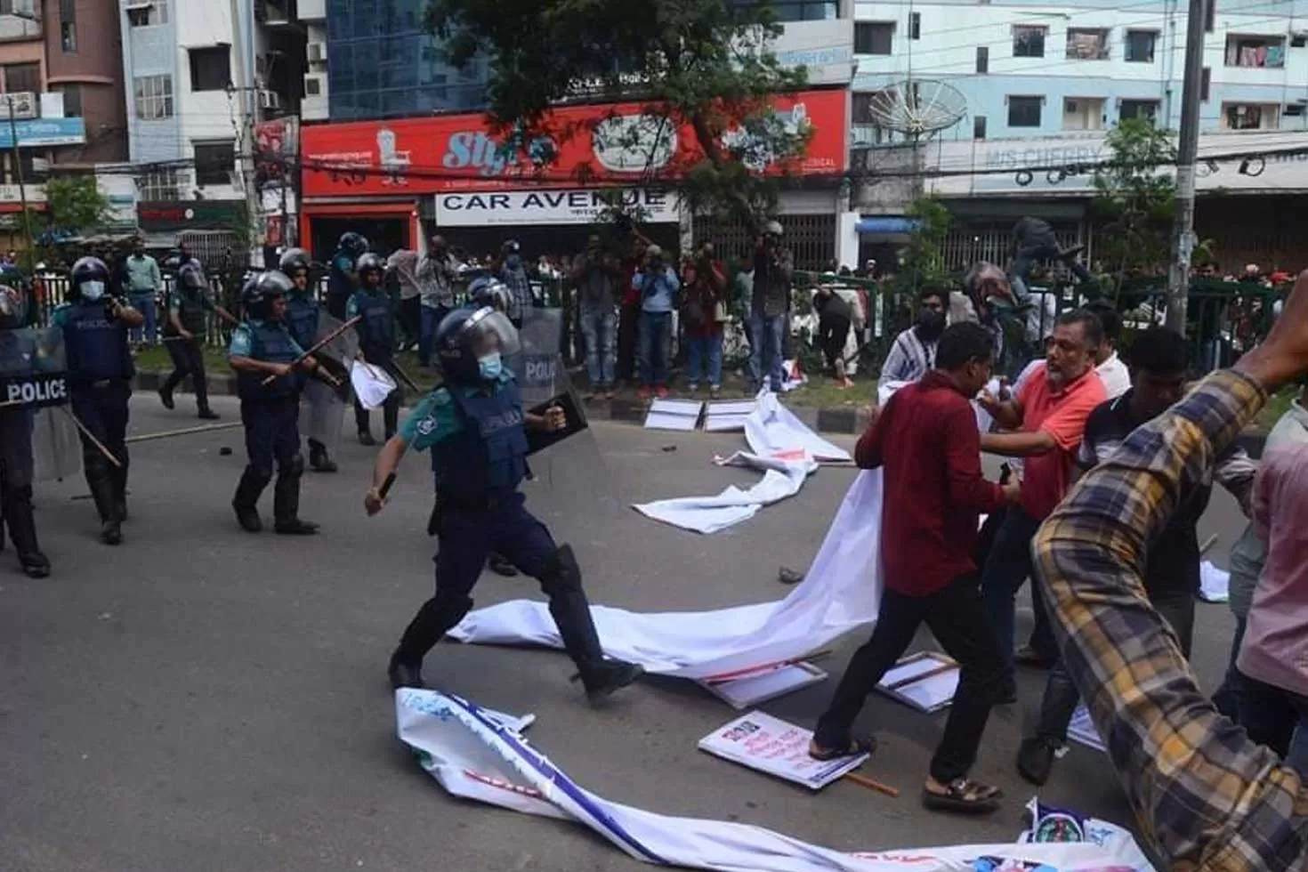 নয়াপল্টনে বিএনপির মিছিলে পুলিশের লাঠিচার্জ