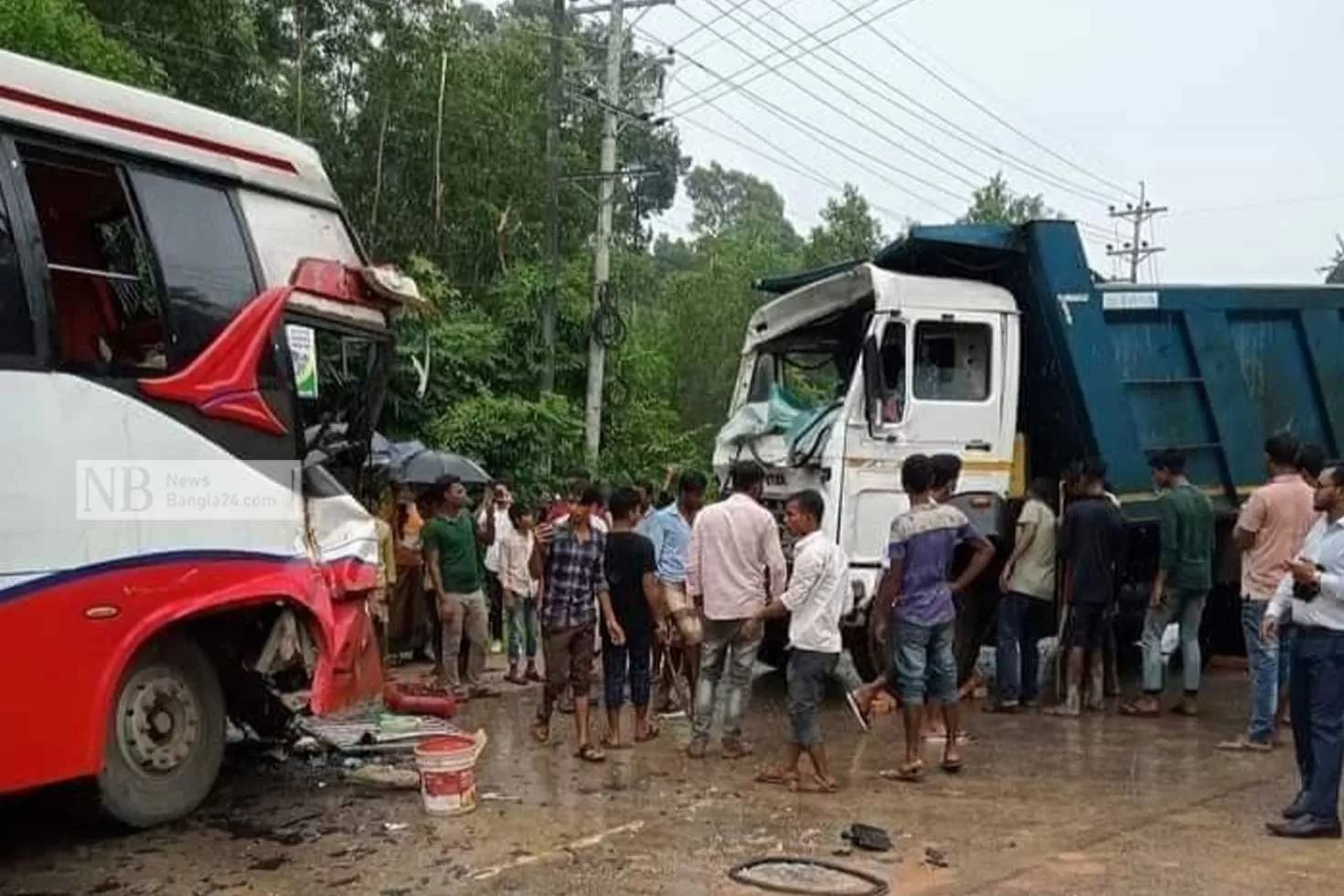 চকরিয়ায় বাস-ট্রাক সংঘর্ষ, আহত ২০