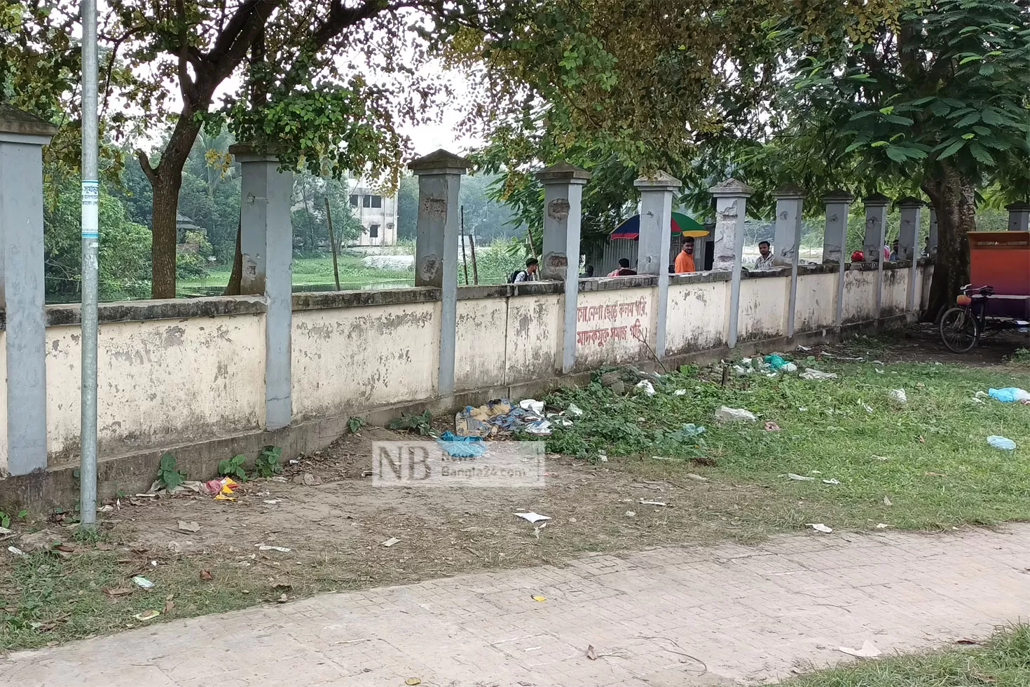 বিদ্যালয়ের প্রাচীরের গ্রিল চুরি করছে কারা