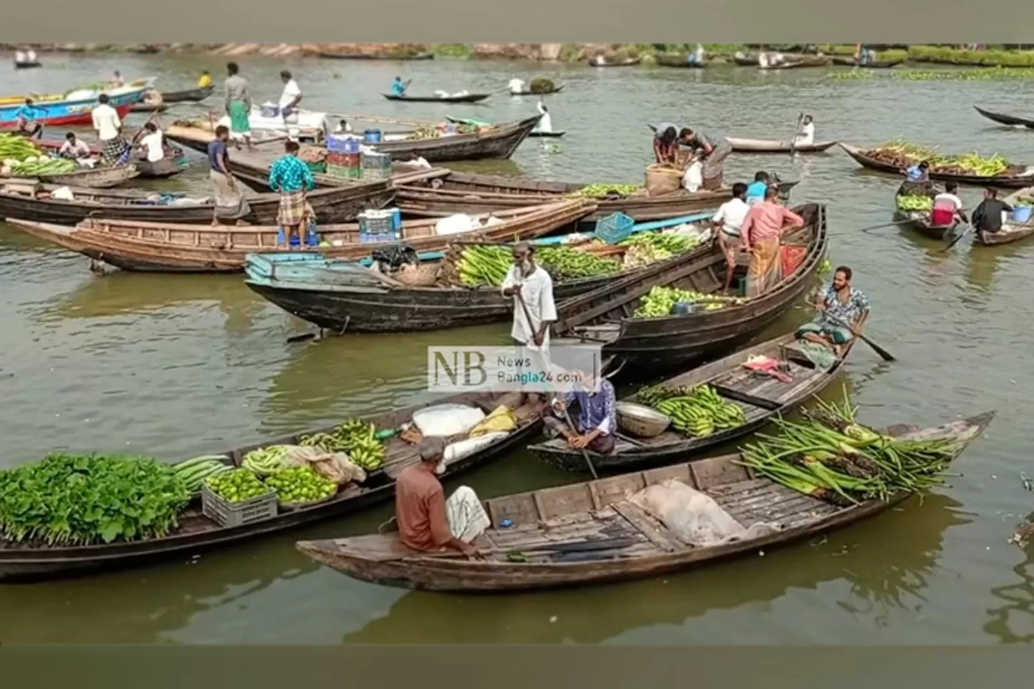 ভাসমান যে হাটে সপ্তাহে বিক্রি ২২ লাখ টাকা