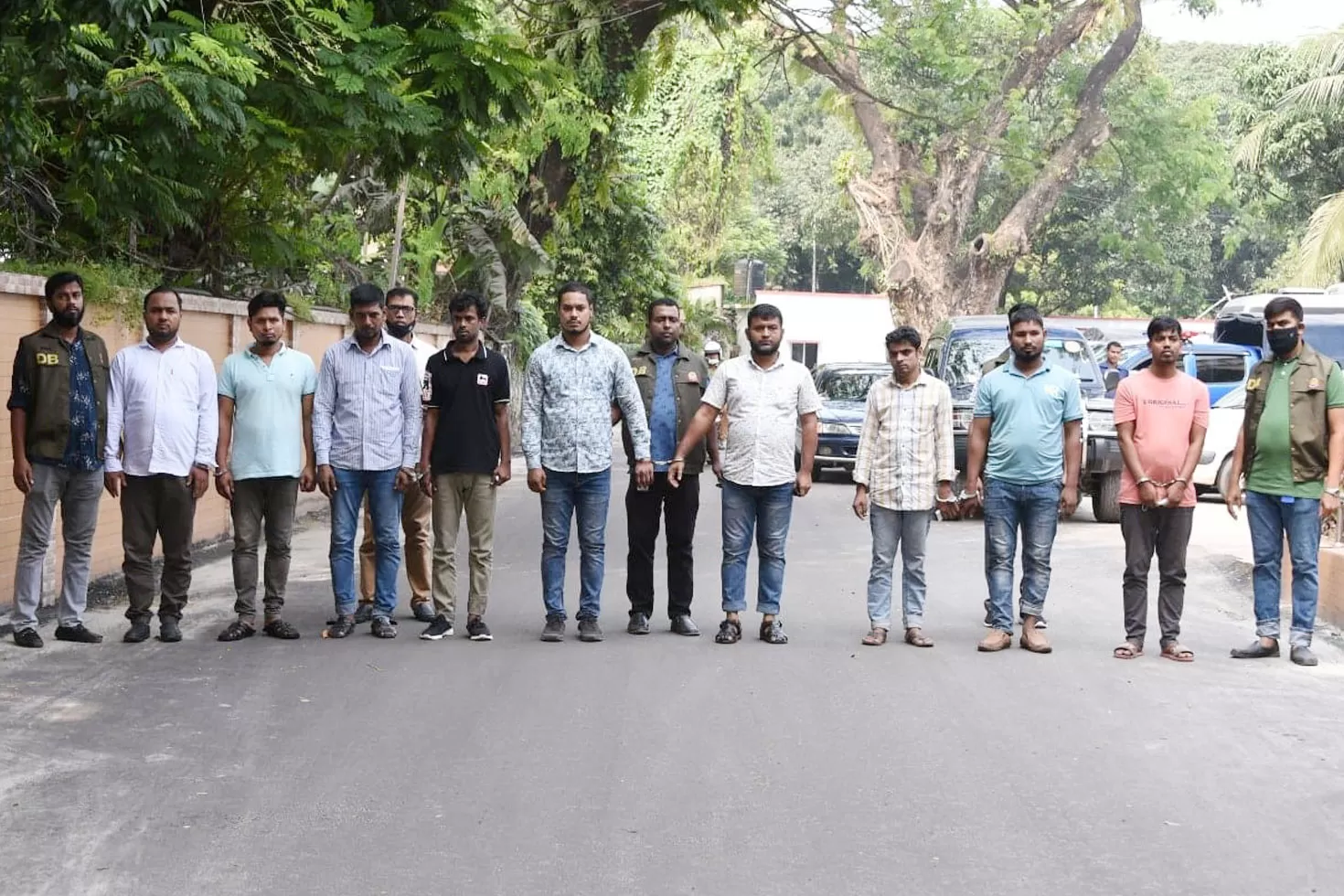 ‘পোশাক পরা দেখলেই র‍্যাব-পুলিশ-ডিবি মনে করবেন না’