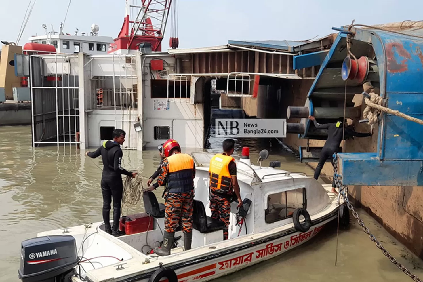 ‘ব্যালাস্ট ট্যাংক লিক হওয়ায়’ হেলে পড়ে ফেরিটি