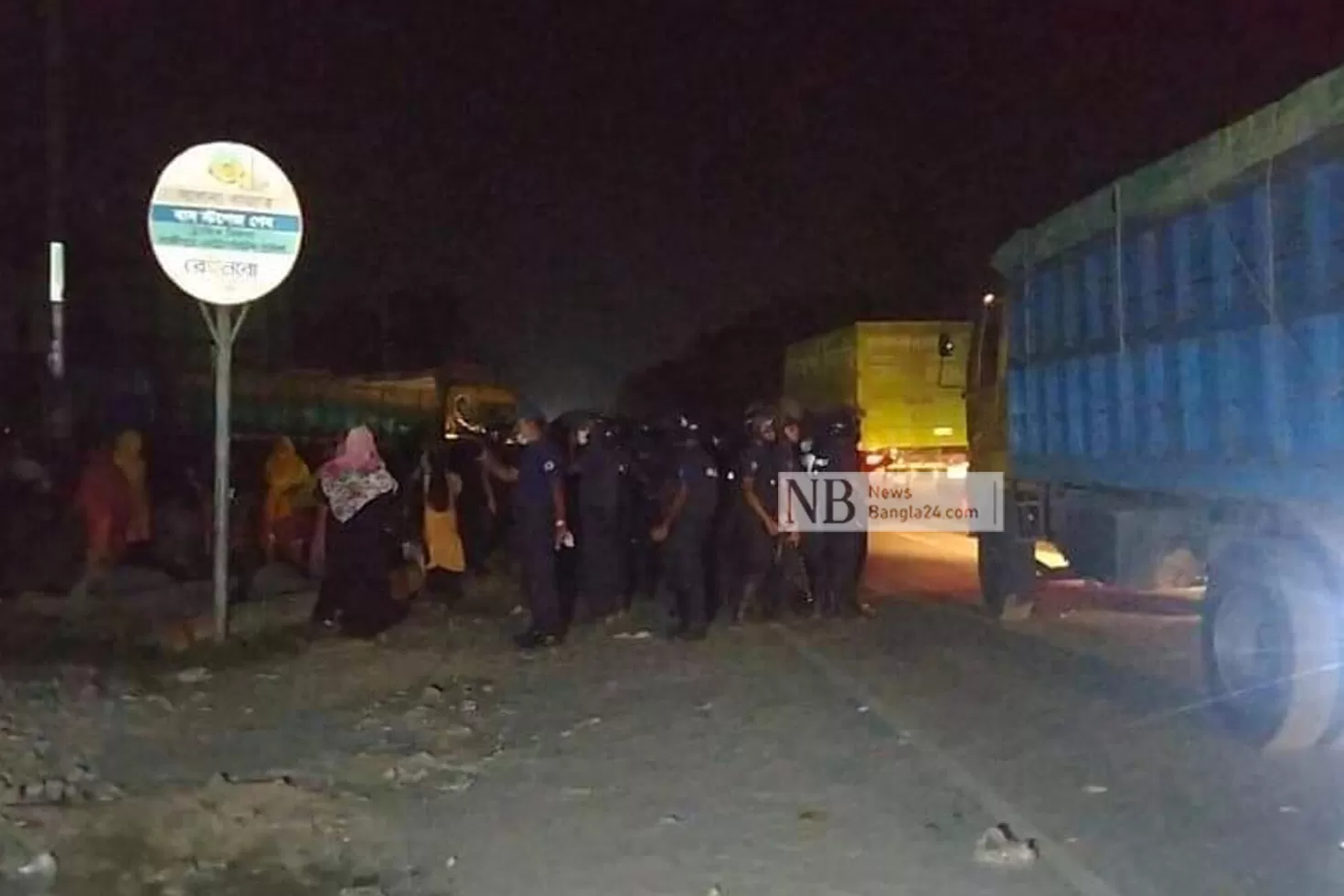 মহাসড়ক থেকে সরলেন শ্রমিকরা, ব্যাপক গাড়ি ভাঙচুর