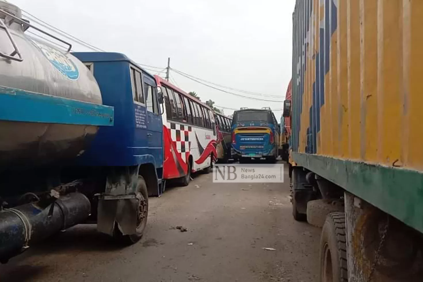 ফেরি-দুর্ঘটনার-দ্বিতীয়-দিনেও-দৌলতদিয়ায়-যানজট