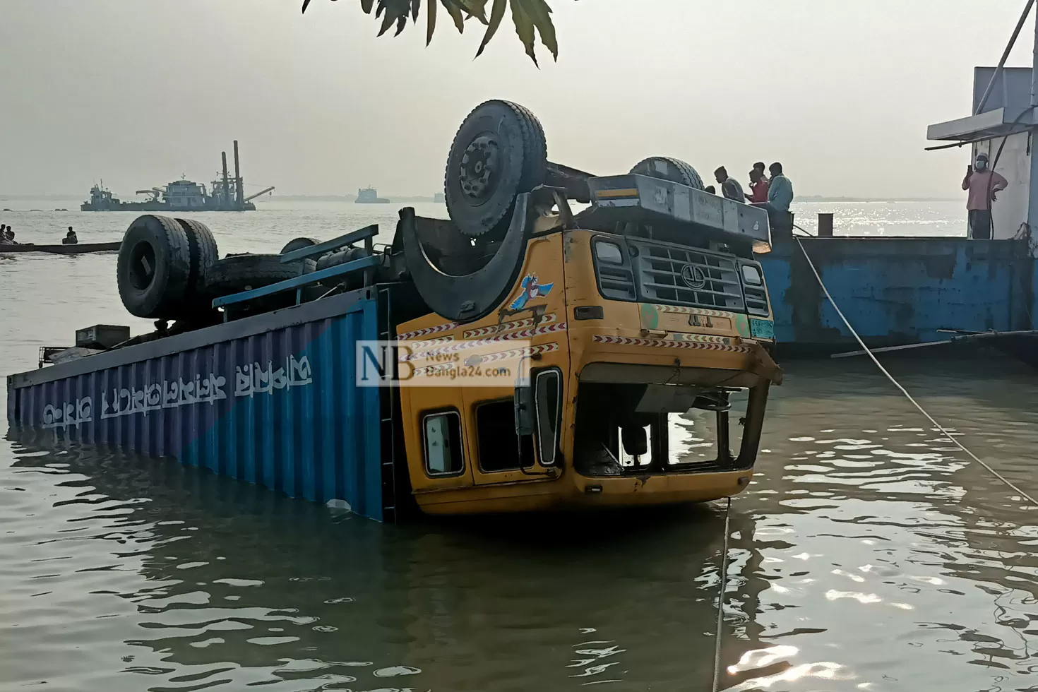 গাড়ির আশায় ফেরিঘাটে দেড় দিন