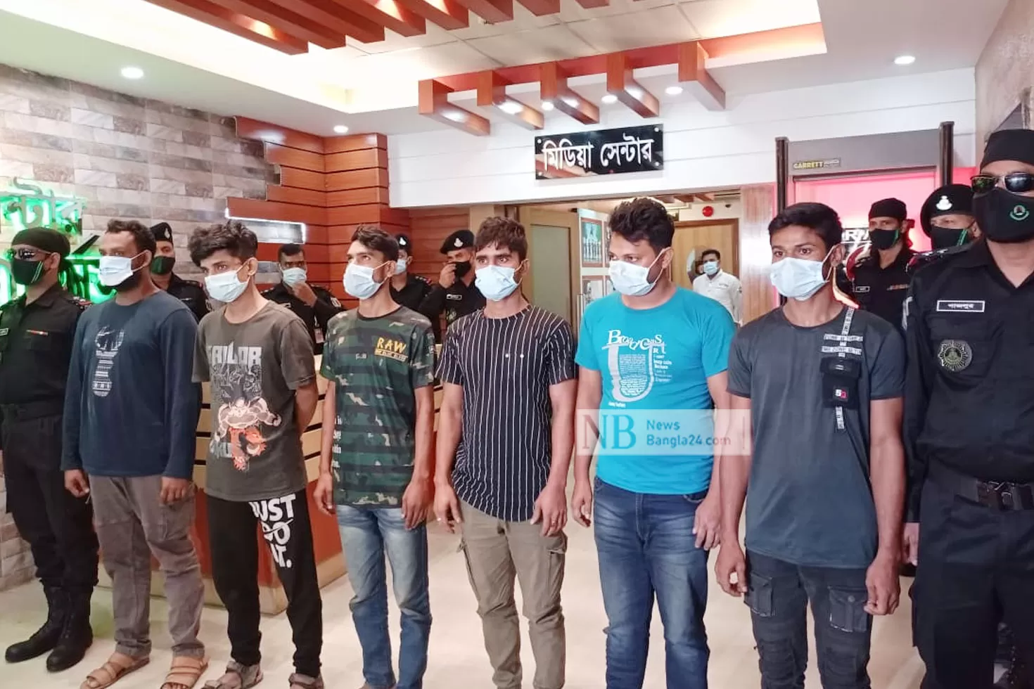 পুলিশ সেজে ডাকাতি