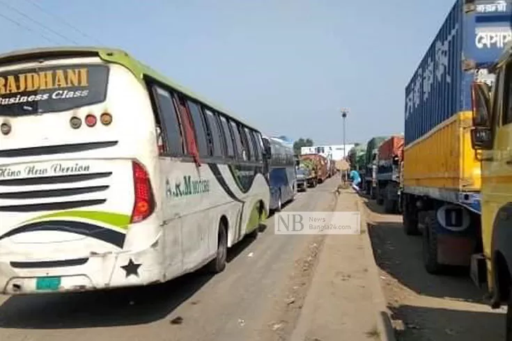 পাটুরিয়ায় ফেরি দুর্ঘটনায় দৌলতদিয়ায় ৩ কিমি যানজট