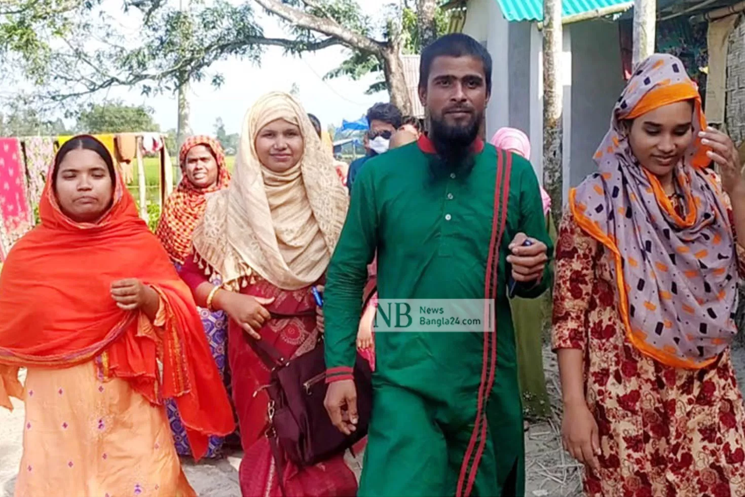 প্রথম স্ত্রীকে জেতাতে ২ স্ত্রী নিয়ে প্রচারে 