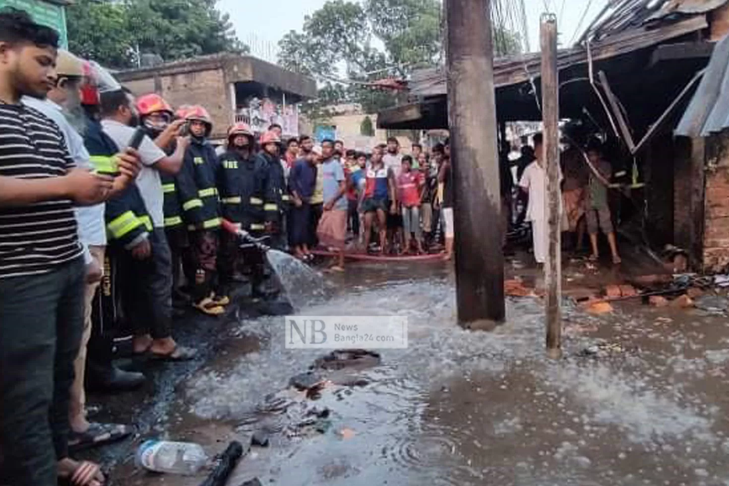 গ্যাসলাইন-ফেটে-মহাসড়কের-পাশের-দোকানে-আগুন-যানজট