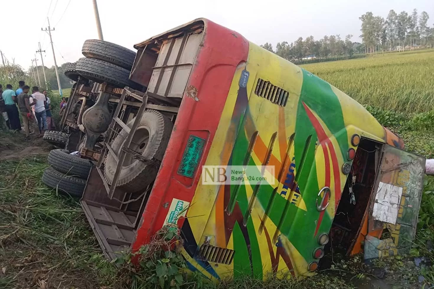 পথচারীকে চাপা দিয়ে বাস ধানক্ষেতে, গেল ২ প্রাণ
