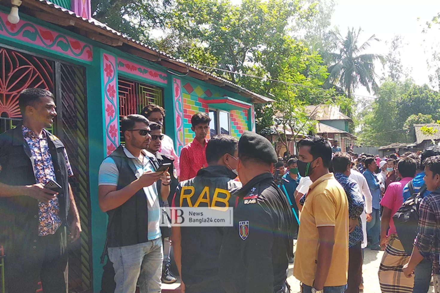 ঘরে তিন মরদেহ: ‘দুজনকে হত্যার পর আত্মহত্যা’