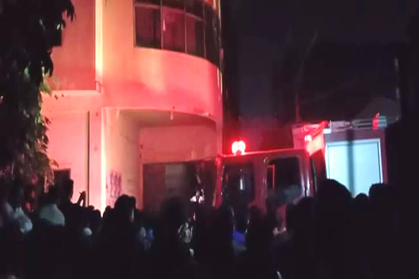 রাতের আগুনে পুড়ল জুতার কারখানা