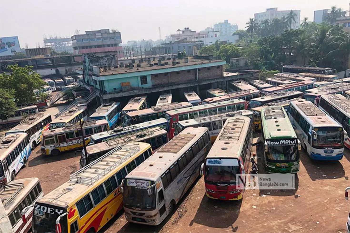 দুর্ভোগে-যাত্রী-অনিশ্চয়তায়-মালিক-শ্রমিক