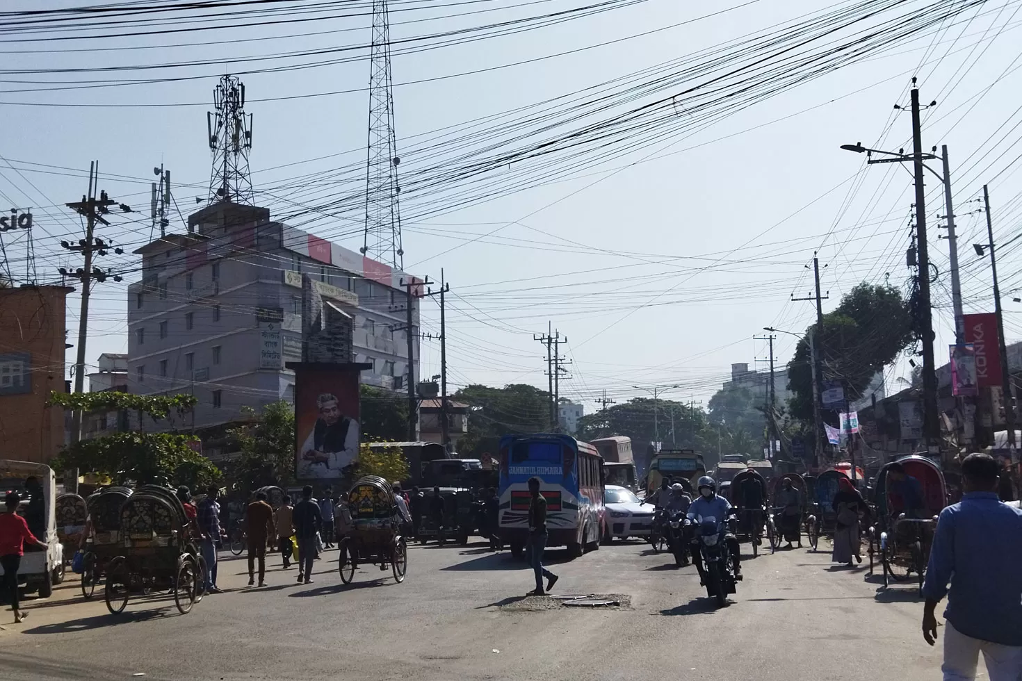 চট্টগ্রামে-বাড়তি-ভাড়ায়-চলছে-গণপরিবহন 