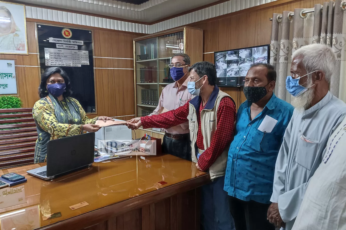 সাব রেজিস্ট্রারের ঘুষ অনিয়মের বিরুদ্ধে কলম বিরতি