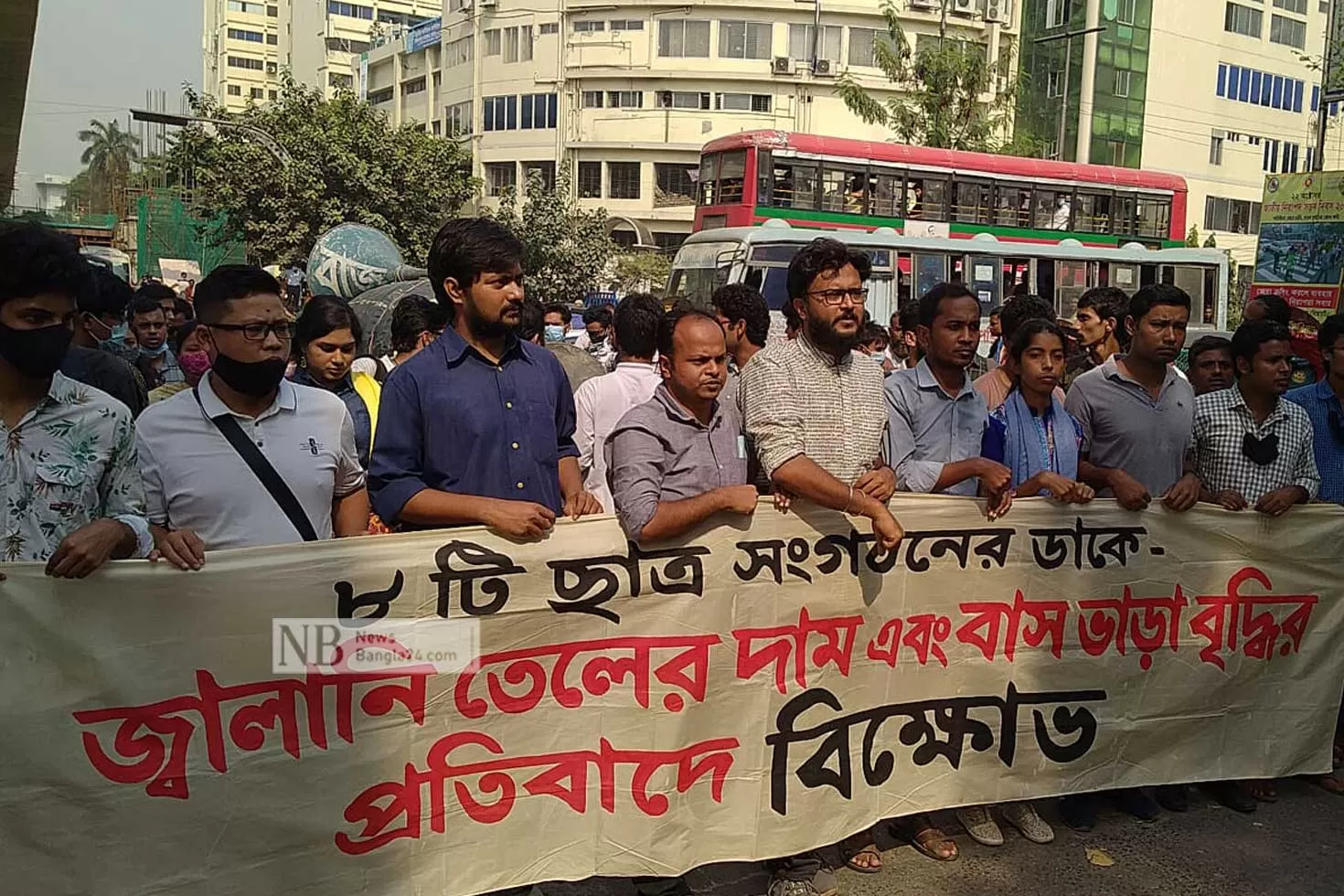 জ্বালানি তেল-বাস ভাড়া বাড়ানোর প্রতিবাদে ঢাবিতে বিক্ষোভ