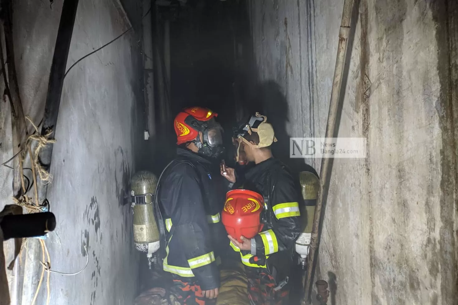 চকবাজারে প্লাস্টিকের গুদামের আগুন নিয়ন্ত্রণে