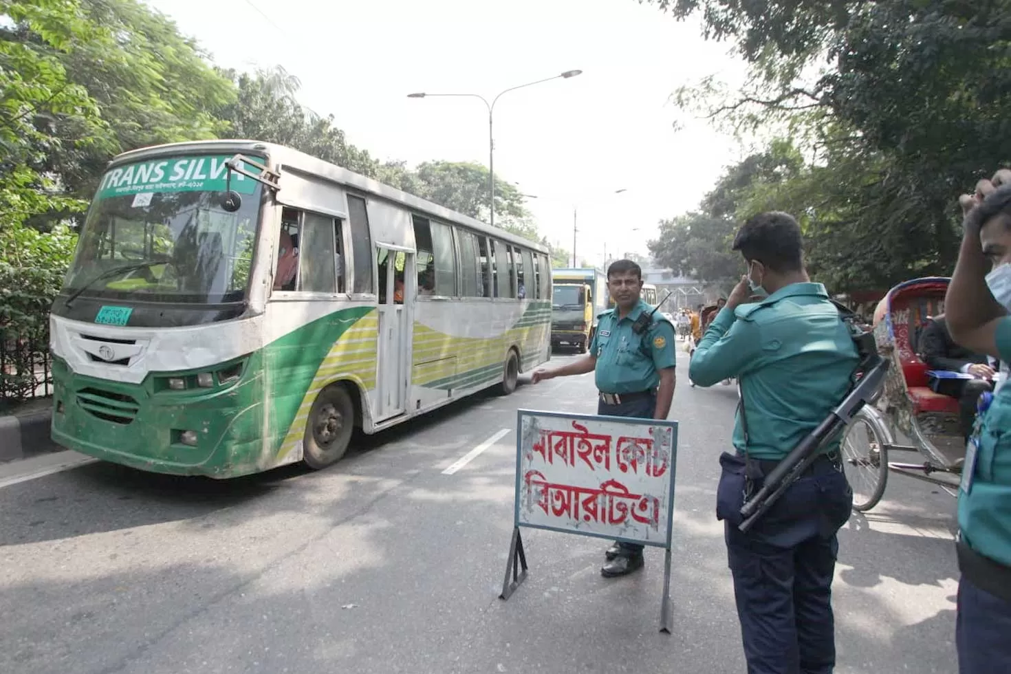 অতিরিক্ত ভাড়া নেয়ায় ৩৩৬ বাসকে জরিমানা