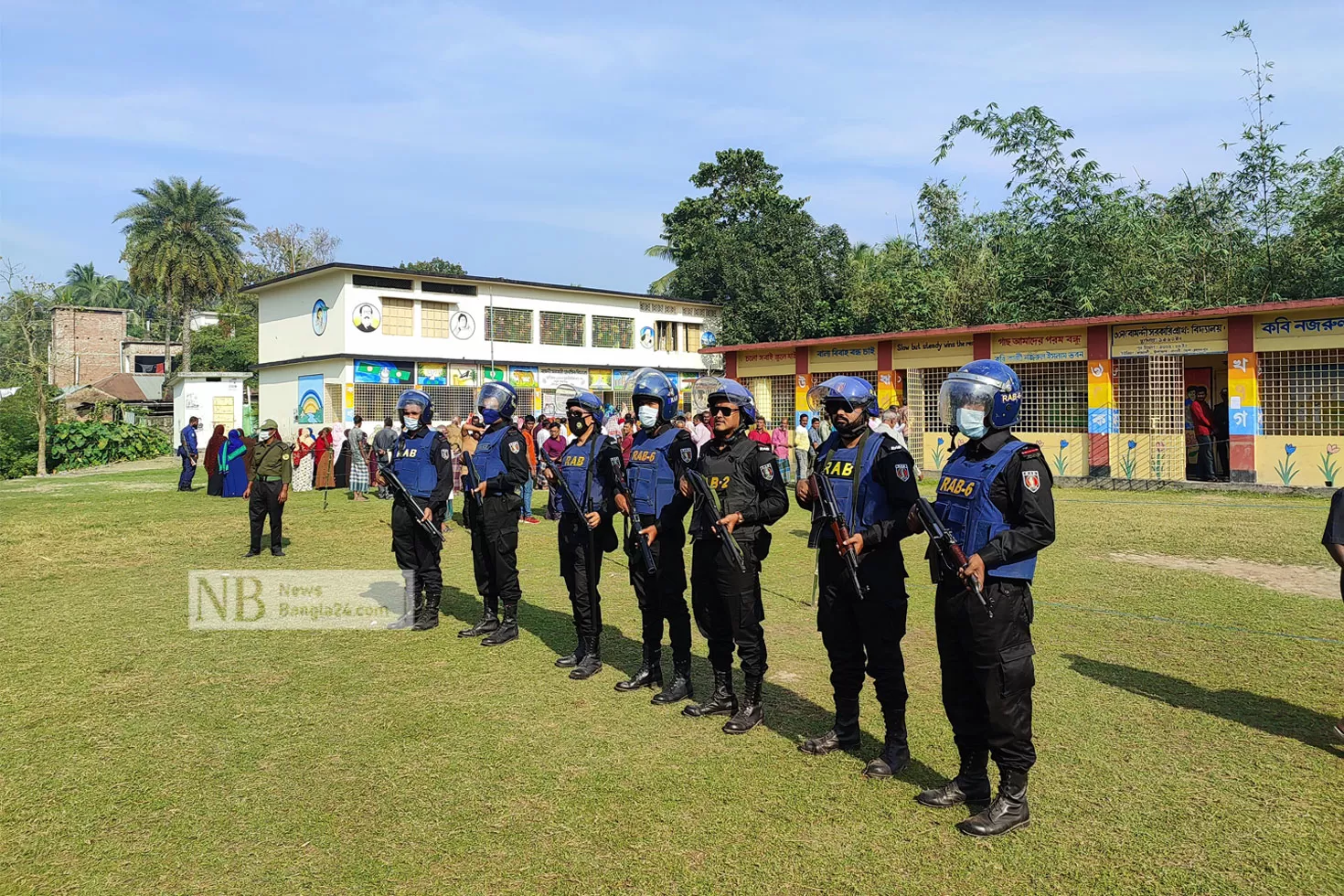 নৌকা ও স্বতন্ত্র প্রার্থীর বাগযুদ্ধ, পুলিশের ফাঁকা গুলি