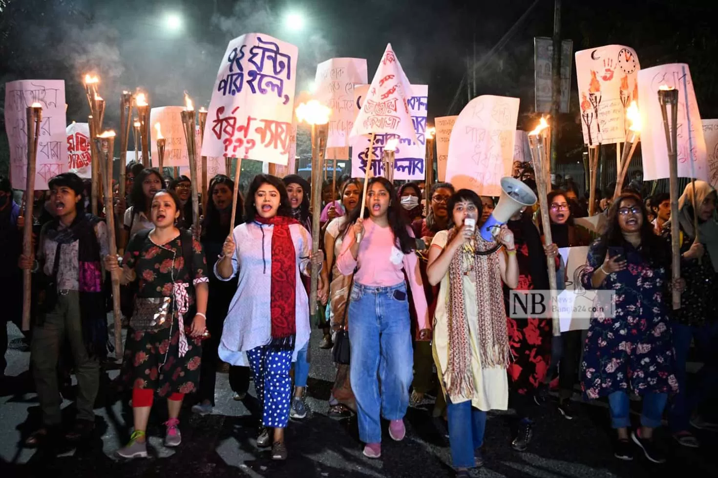 সাক্ষ্য আইনের ‘ধর্ষণবান্ধব’ ধারা বাতিলে পদযাত্রা