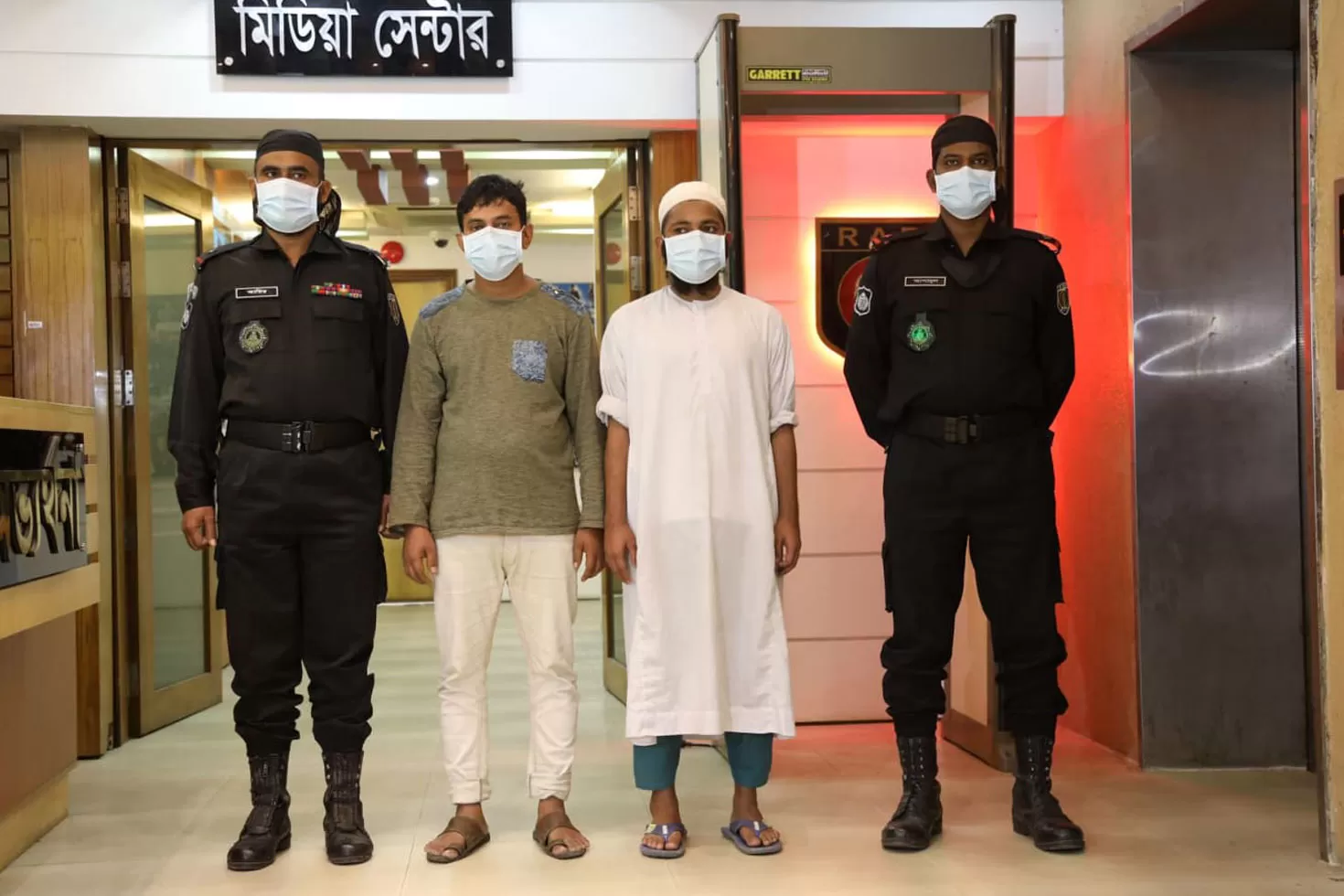 বাস থেকে পড়ে শিশুর মৃত্যু: ভাঙচুরের আশঙ্কায় পালায় চালক-হেলপার
